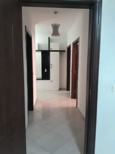Tirane, jepet me qera apartament 2+1+Ballkon Kati 8, 112 m² 500 € (Rruga 3 deshmoret)
