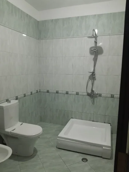 Tirane, jepet me qera apartament 2+1+Ballkon Kati 8, 112 m² 500 € (Rruga 3 deshmoret)