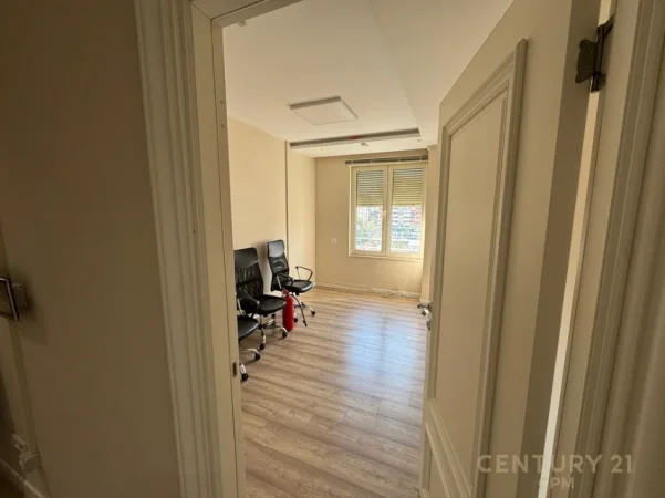 Tirane, jepet me qera zyre Kati 6, 215 m² 4.500 € (Blloku)