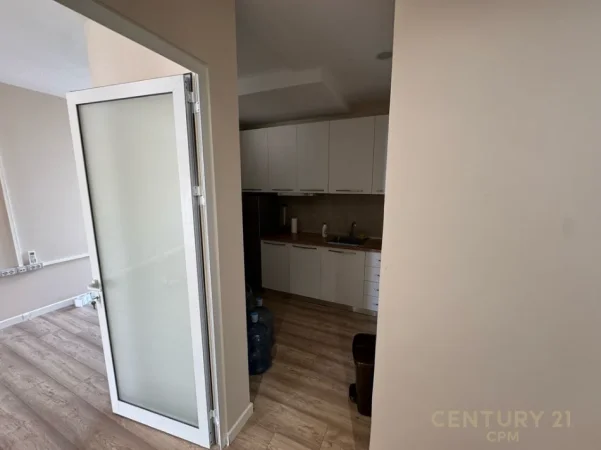 Tirane, jepet me qera zyre Kati 6, 215 m² 4.500 € (Blloku)