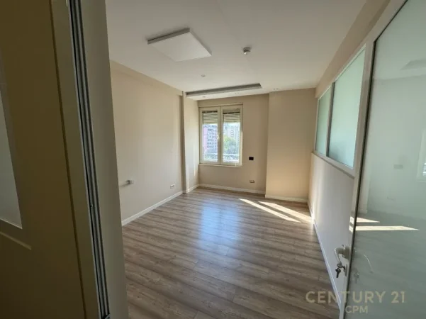 Tirane, jepet me qera zyre Kati 6, 215 m² 4.500 € (Blloku)