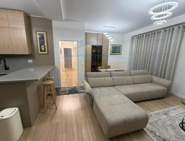 Tirane, jepet me qera apartament 3+1 Kati 6, 159 m² 2.100 € (Garden Building)