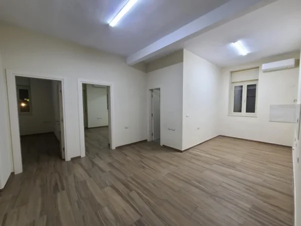Tirane, jepet me qera apartament 2+1+Aneks+Ballkon Kati 2, 75 m² 850 € (Bulevardi Zogu 1 kryqezimi me Rr.Fortuzi)