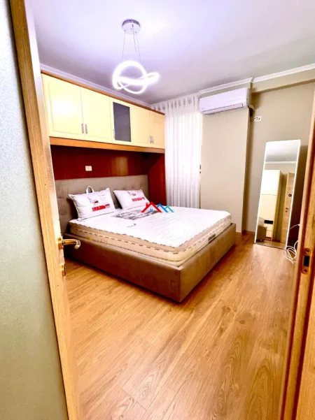 Tirane, jepet me qera apartament 1+1+Ballkon Kati 2, 69 m² 570 € (BULEVARDI ZHAN DARK,BRRYLI)