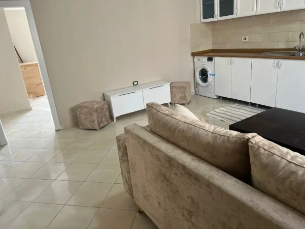 Tirane, jepet me qera apartament 1+1+Aneks+Ballkon Kati 3, 55 m² 350 € (rruga 5 maji)