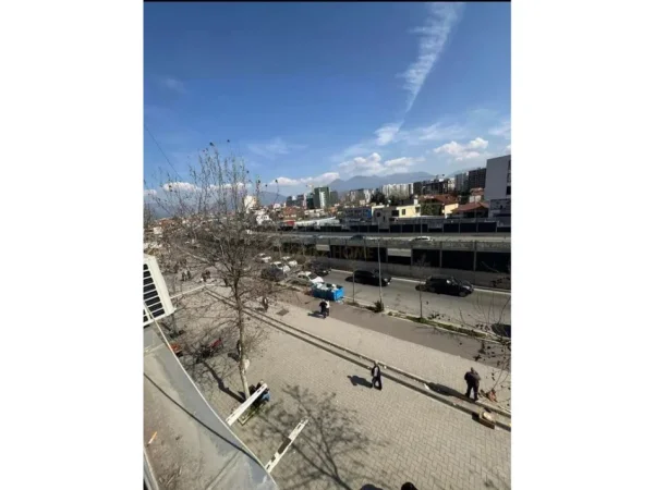 Tirane, jepet me qera ambjent biznesi Kati 3, 160 m² 800 € (KFC)