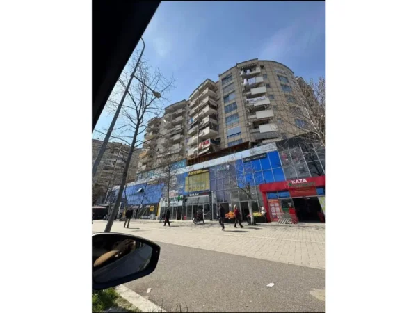 Tirane, jepet me qera ambjent biznesi Kati 3, 160 m² 800 € (KFC)