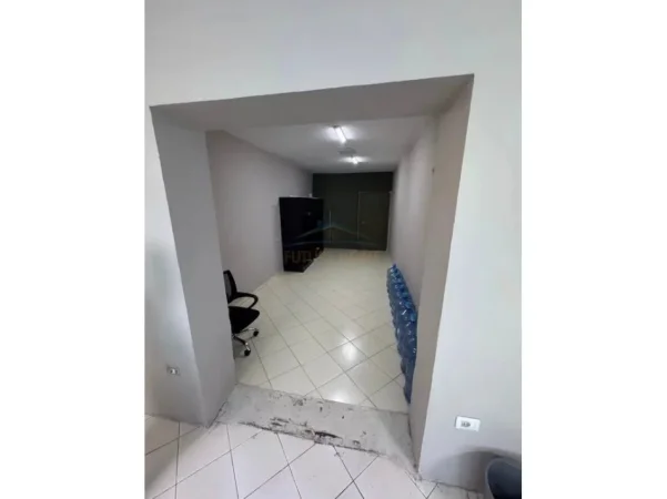 Tirane, jepet me qera ambjent biznesi Kati 3, 160 m² 800 € (KFC)
