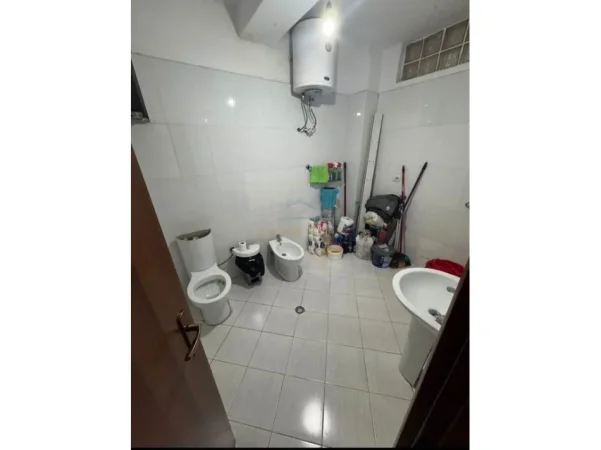 Tirane, jepet me qera ambjent biznesi Kati 3, 160 m² 800 € (KFC)