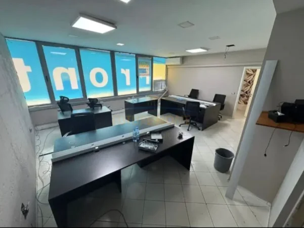 Tirane, jepet me qera ambjent biznesi Kati 3, 160 m² 800 € (KFC)