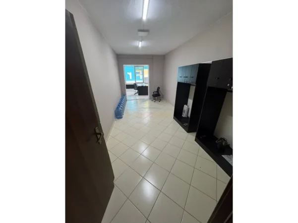 Tirane, jepet me qera ambjent biznesi Kati 3, 160 m² 800 € (KFC)