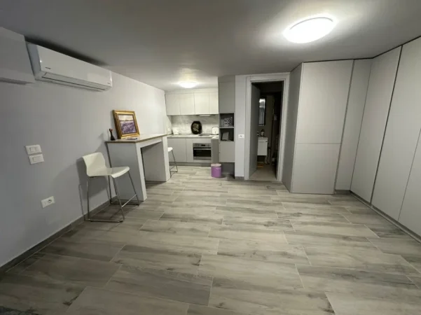 Shqiperi, jepet me qera ambjent biznesi Kati 0, 393 m² 2.400 € (jordan misja)