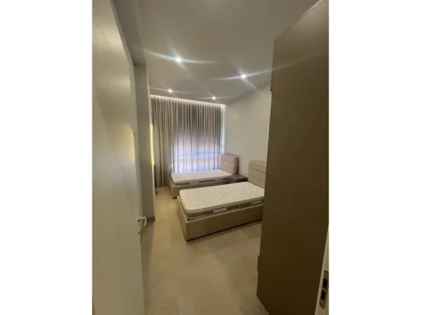 Tirane, jepet me qera apartament 2+1 Kati 1, 118 m² 800 € (ISH DOGANA)