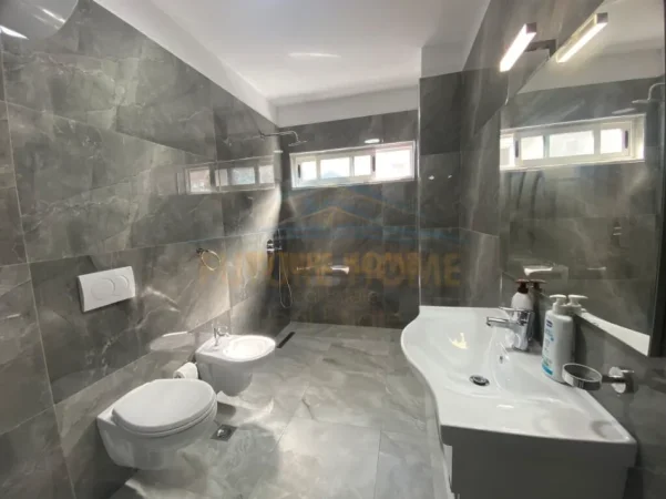 Tirane, jepet me qera apartament 2+1 Kati 2, 100 m² 800 € (21 DHJETORI)