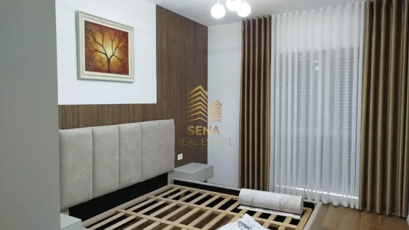 Tirane, jepet me qera apartament 1+1+Ballkon Kati 5, 80 m² 700 € (Shkolla e Kuqe)