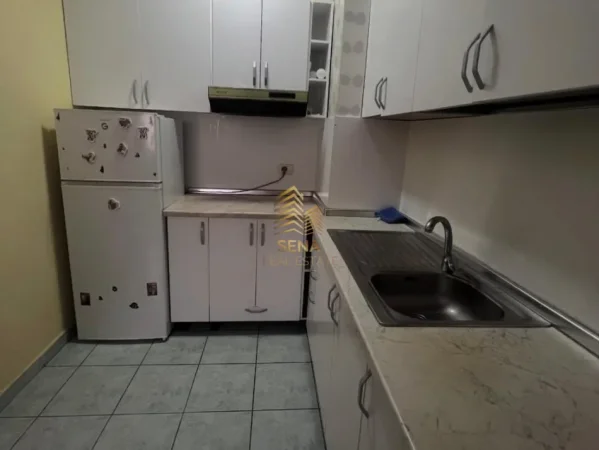 Tirane, jepet me qera apartament 1+1+Ballkon Kati 8, 60 m² 500 € (Komuna e Parisit)