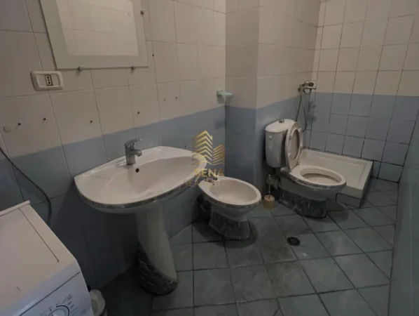 Tirane, jepet me qera apartament 1+1+Ballkon Kati 8, 60 m² 500 € (Komuna e Parisit)