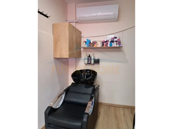 Tirane, jepet me qera ambjent biznesi Kati 0, 54 m² 700 € (Xhanfize Keko)