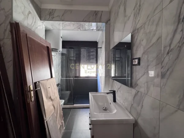 Tirane, jepet me qera zyre Kati 1, 116 m² 1.500 € (Drejtoria e Policise)