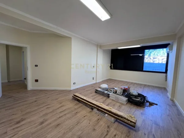 Tirane, jepet me qera zyre Kati 1, 116 m² 1.500 € (Drejtoria e Policise)