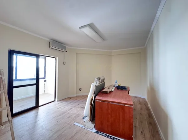 Tirane, jepet me qera zyre Kati 1, 116 m² 1.500 € (Drejtoria e Policise)