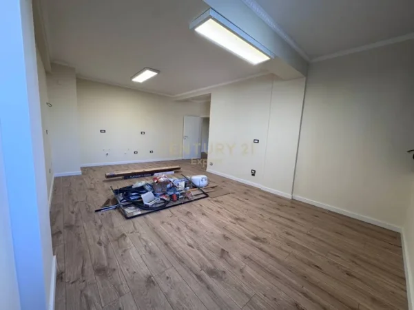 Tirane, jepet me qera zyre Kati 1, 116 m² 1.500 € (Drejtoria e Policise)