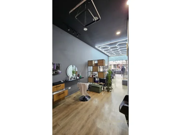 Tirane, jepet me qera dyqan Kati 0, 52 m² 700 € (Square 21)