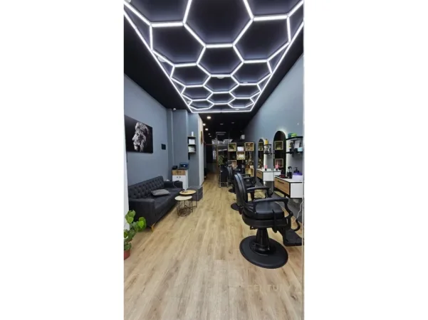 Tirane, jepet me qera dyqan Kati 0, 52 m² 700 € (Square 21)