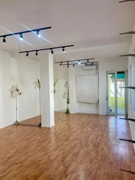 Tirane, jepet me qera zyre Kati 3, 70 m² 800 € (Blloku)