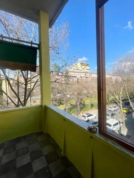 Tirane, jepet me qera zyre Kati 3, 70 m² 800 € (Blloku)