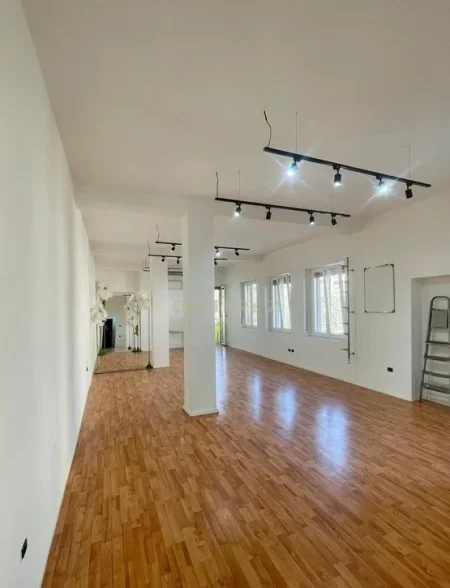 Tirane, jepet me qera zyre Kati 3, 70 m² 800 € (Blloku)