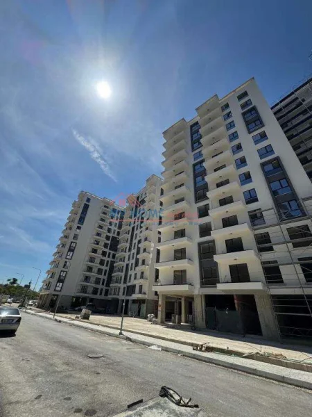 Tirane, shitet dyqan Kati 0, 86 m² 262.000 € (Fusha e Aviacionit)