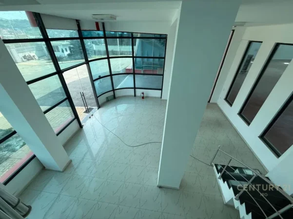 Tirane, jepet me qera ambjent biznesi Kati 1, 5.000 m² 8.000 € (Prush)