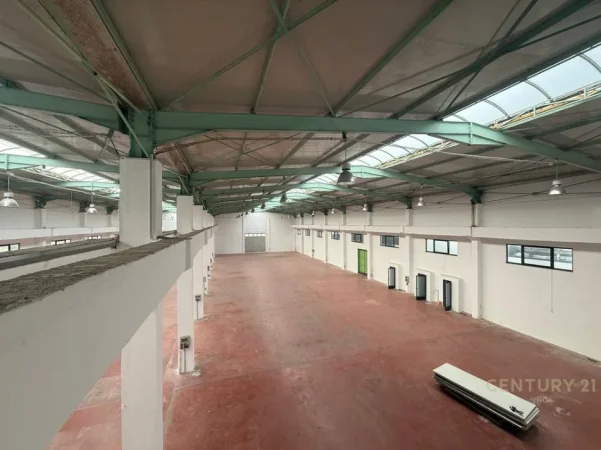 Tirane, jepet me qera ambjent biznesi Kati 1, 5.000 m² 8.000 € (Prush)