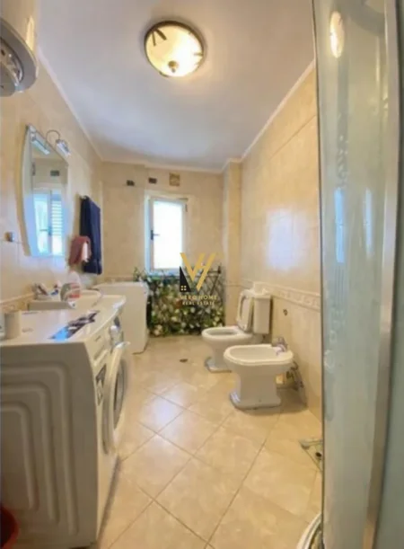 Tirane, jepet me qera apartament 2+1+Ballkon Kati 4, 127 m² 820 € (LIQENI ARTIFICIAL)