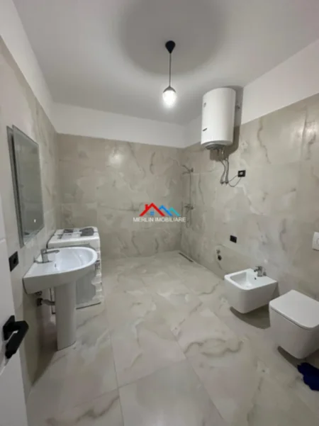 Tirane, jap me qera apartament 2+1+Ballkon Kati 4, 85 m² 650 € (Rruga e Kosovarve)