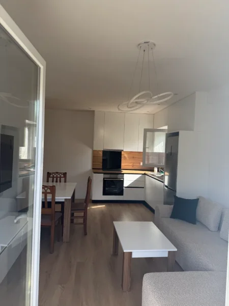 Tirane, jepet me qera apartament 1+1 , 70 m² 