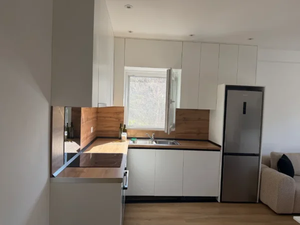 Tirane, jepet me qera apartament 1+1 , 70 m² 