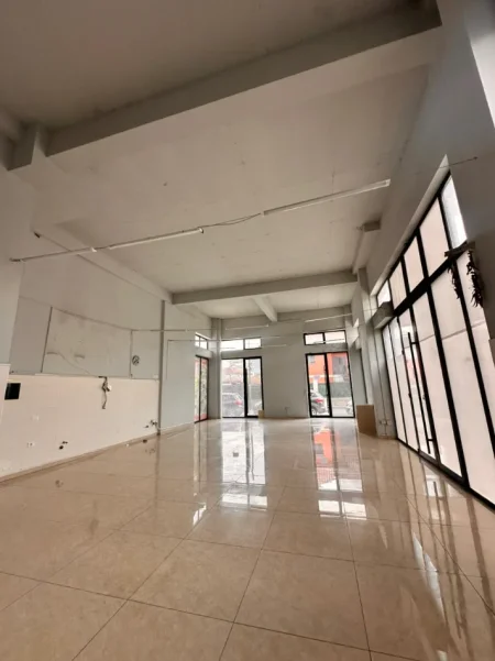 Jepet me qira ambient biznesi , 120 m² 1.000 € (Prane Spitalit Amerikan 2)