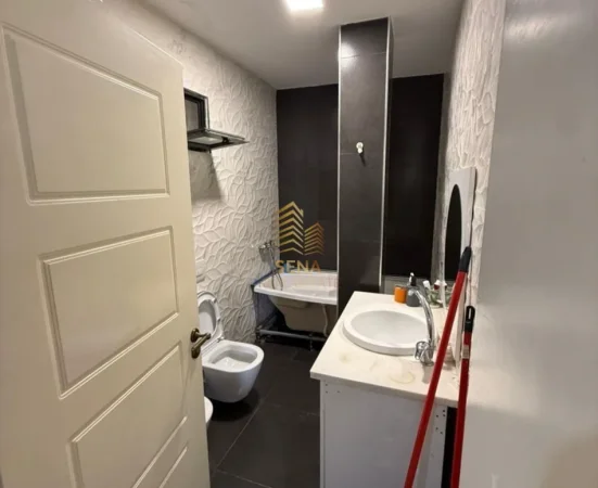 Tirane, jepet me qera apartament 2+1 Kati 1, 85 m² 500 € (Ali Demi)