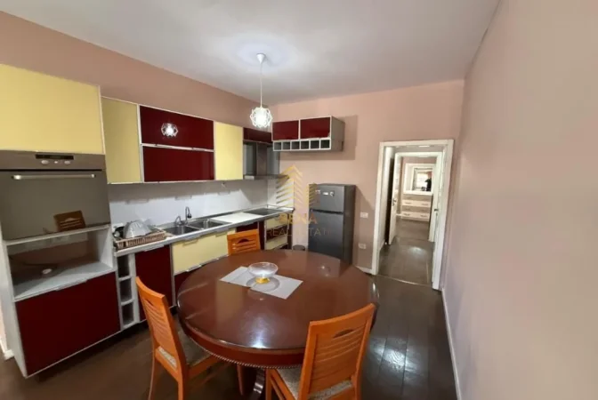 Tirane, jepet me qera apartament 2+1 Kati 1, 85 m² 500 € (Ali Demi)