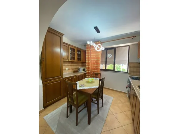 Tirane, jepet me qera apartament 2+1 Kati 3, 71 m² 670 € 