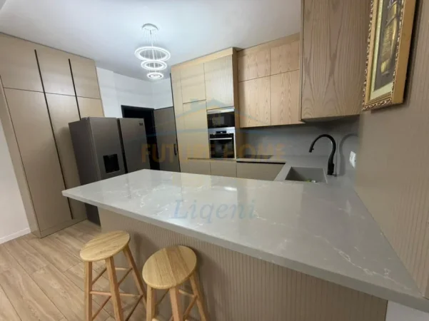 Tirane, jap me qera apartament 3+1+Ballkon Kati 6, 159 m² 2.100 € (RRUGA E KAVAJES)