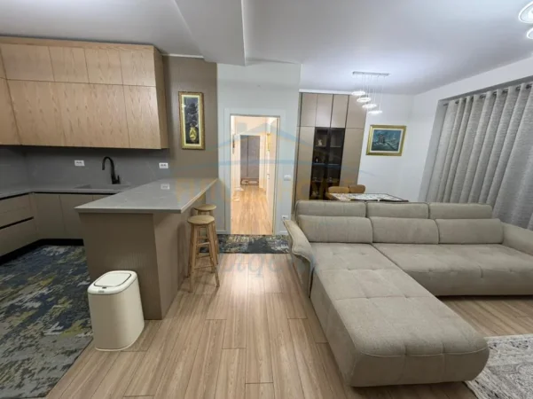 Tirane, jap me qera apartament 3+1+Ballkon Kati 6, 159 m² 2.100 € (RRUGA E KAVAJES)