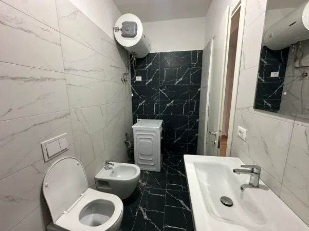 Tirane, jepet me qera apartament 2+1+Ballkon Kati 2, 100 m² 622 € (Rruga Turhan Pashe Permeti)