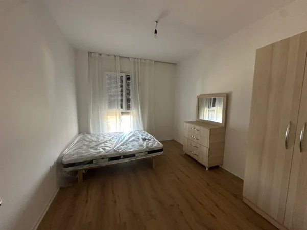 Tirane, jepet me qera apartament 2+1+Ballkon Kati 2, 100 m² 622 € (Rruga Turhan Pashe Permeti)