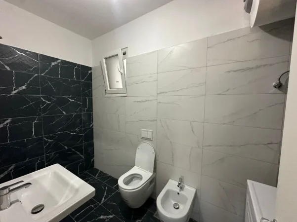 Tirane, jepet me qera apartament 2+1+Ballkon Kati 2, 100 m² 622 € (Rruga Turhan Pashe Permeti)