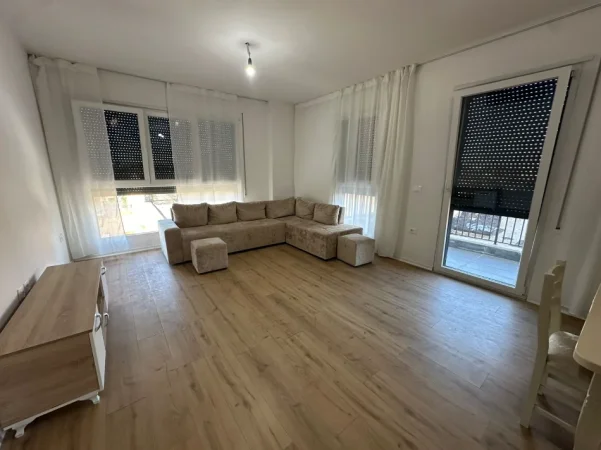 Tirane, jepet me qera apartament 2+1+Ballkon Kati 2, 100 m² 622 € (Rruga Turhan Pashe Permeti)