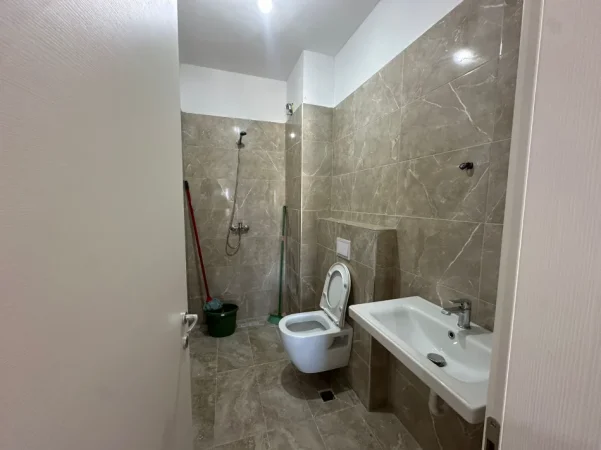 Tirane, jepet me qera apartament 2+1+Ballkon Kati 2, 100 m² 622 € (Rruga Turhan Pashe Permeti)