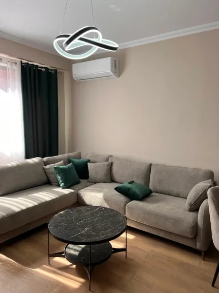 Tirane, jepet me qera apartament 1+1 , 75 m² 